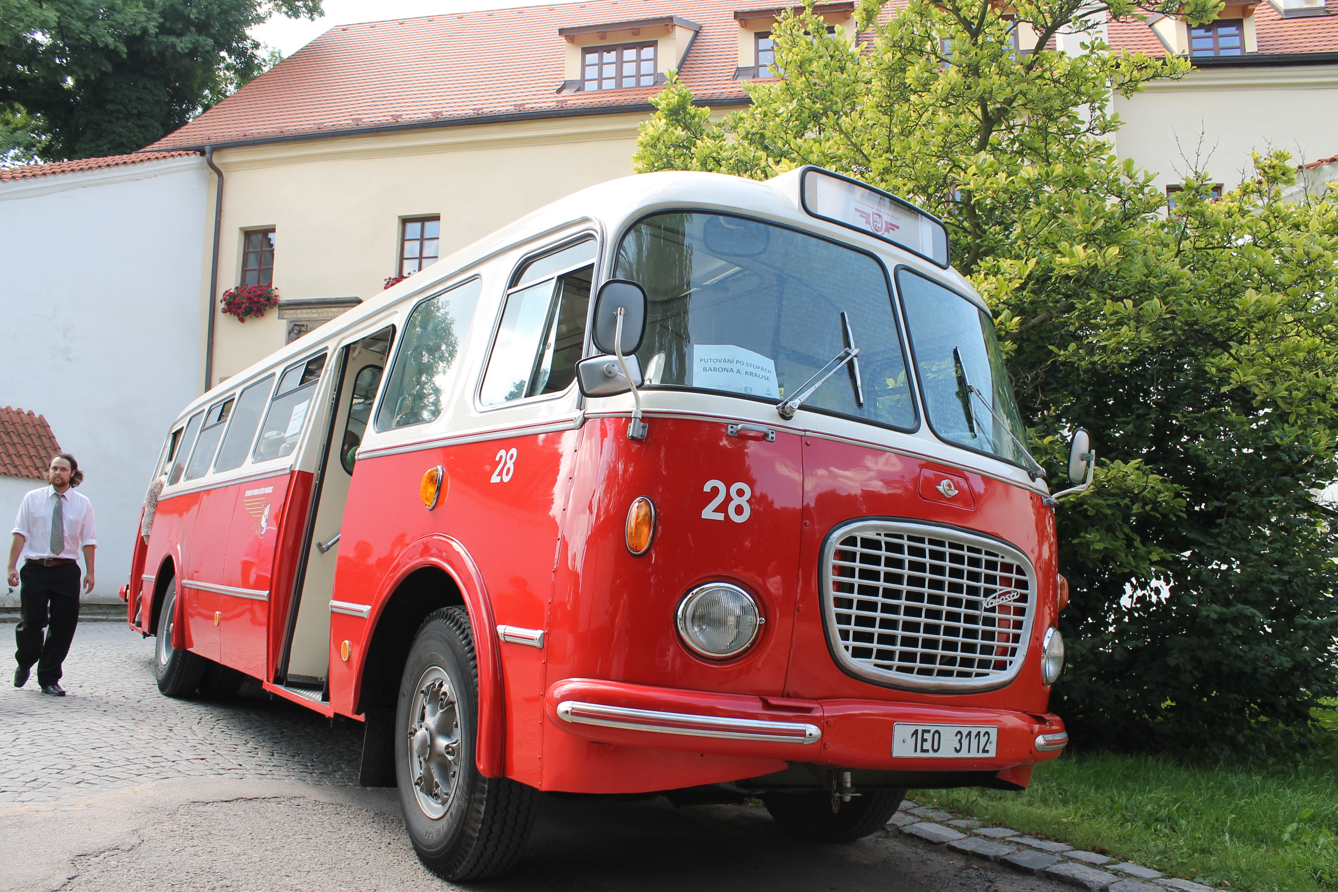 Historický autobus Škoda 706 RTO před pardubickým zámkem