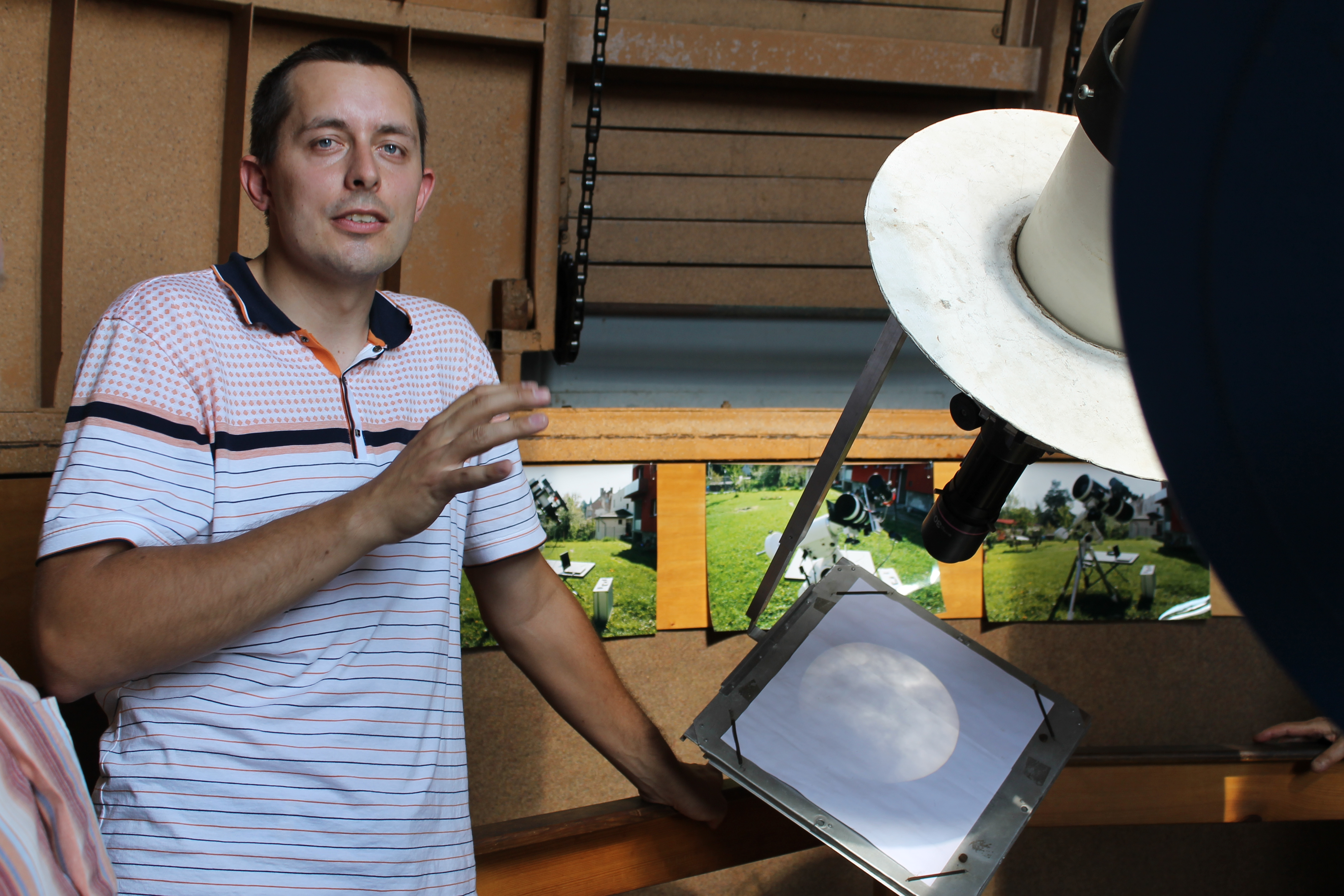 Astronom Martin Komárek a pozorování Slunce projekční metodou.