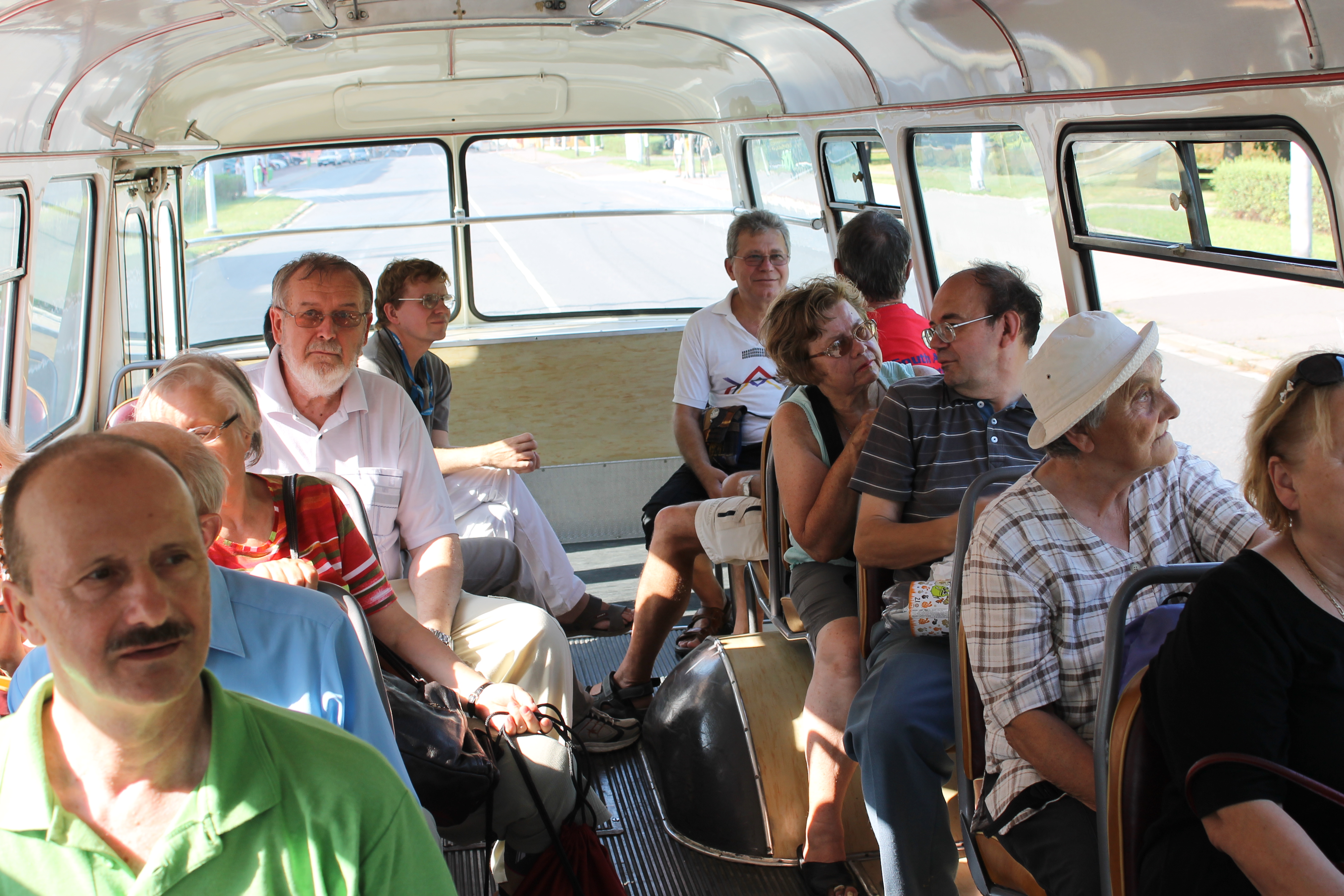 Účastníci putování v autobuse Škoda 706 RTO.